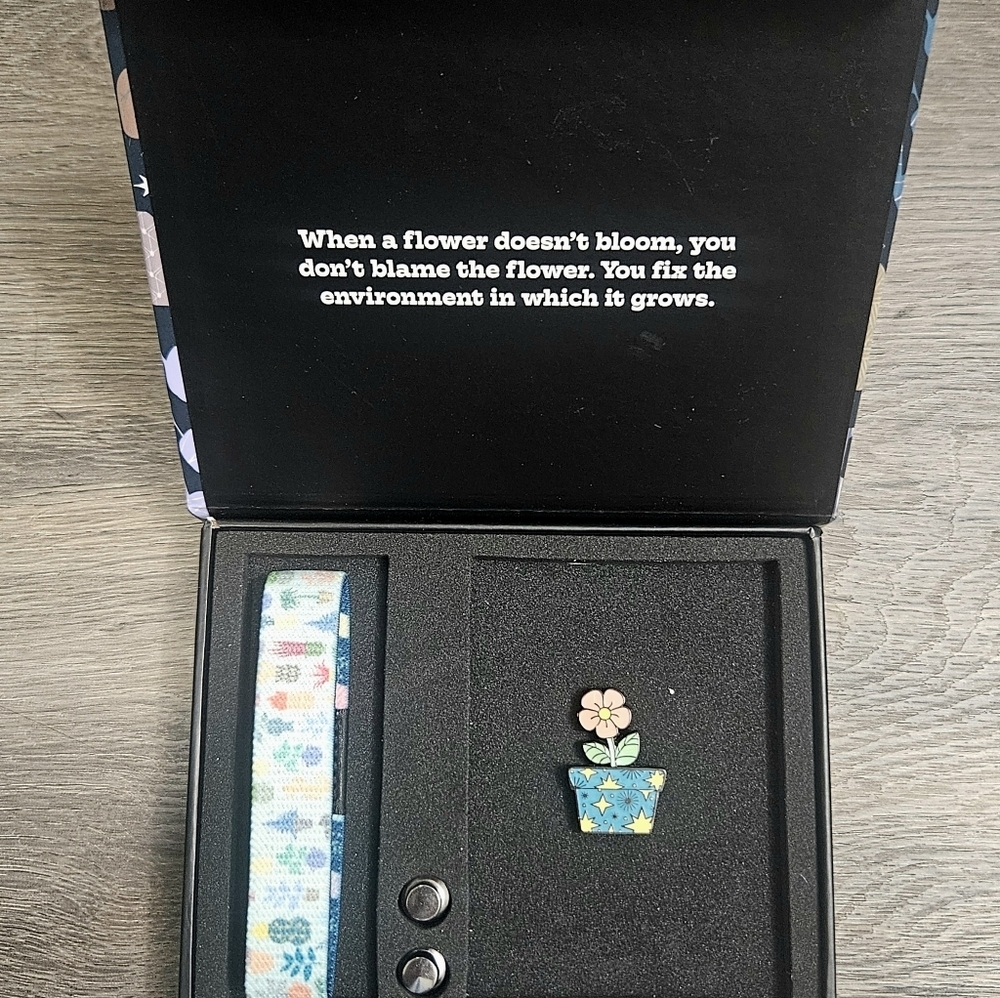 ZOX "GROW WITH IT" #58 PEARL WRISTBAND & PIN NEW MEDIUM Magnetic Collectible Box
